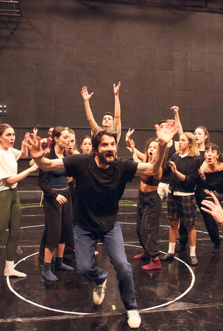 פנאי רן דנקר בחזרות ל מחזמר קברט