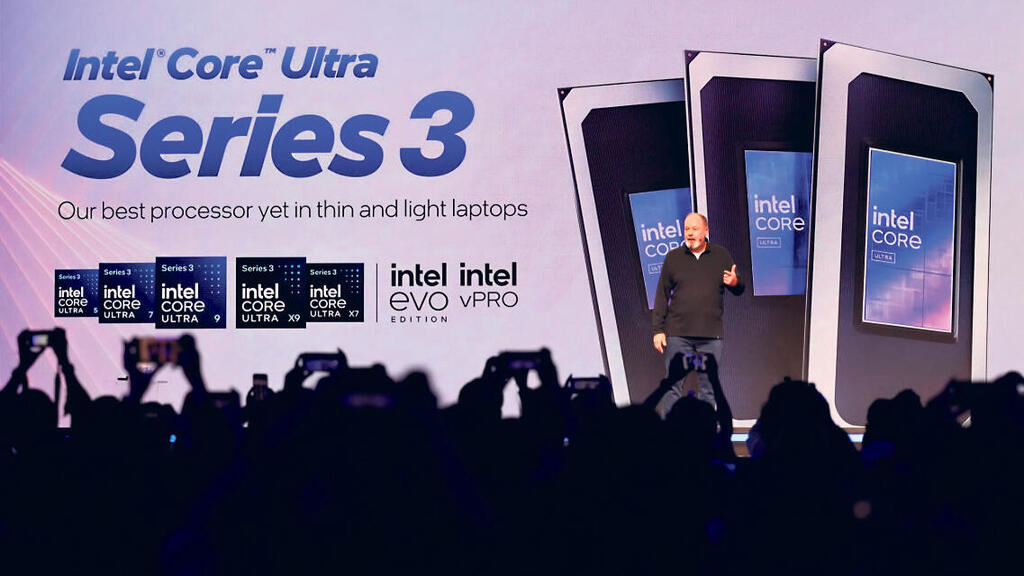 ג'ים ג'ונסון, סגן נשיא בכיר באינטל, מציג את Intel Core Ultra Series 3. מספיק חזק כדי להריץ AI מקומית (צילום: אינטל) תערוכת CES 2026 ג'ים ג'ונסון סגן נשיא בכיר באינטל
