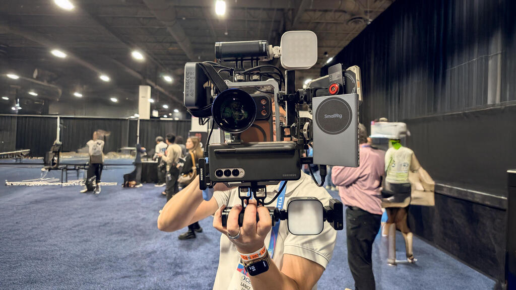 יוצר תוכן עצמאי מצויד ב"סטודיו נייד". בניגוד לצוותי עיתונות, הציוד של היוצרים קל ונוח לתפעול (צילום: אליחי וידל) תערוכת CES 2026 יוצר תוכן עצמאי מצויד ב סטודיו נייד תמונת רוחב