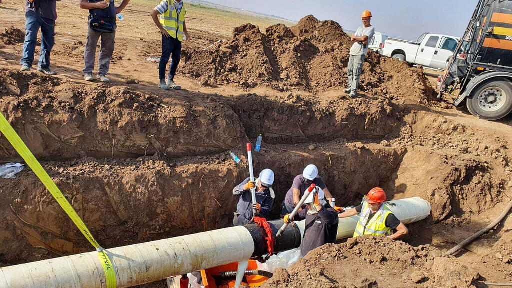 עבודות אחזקה בקווי דלק (צילום: המשרד להגנת הסביבה) עבודות אחזקה בצינור של קצא"א