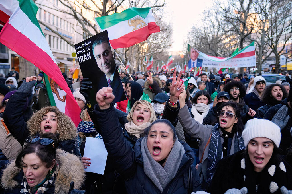 גולים איראניים הפגנת תמיכה בציבור ה איראני ב ברלין גרמניה