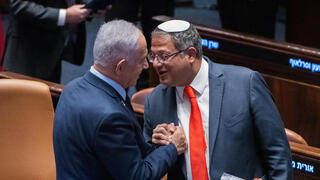 מימין איתמר בן גביר השר לביטחון לאומי ו בנימין נתניהו ראש הממשלה במליאת הכנסת