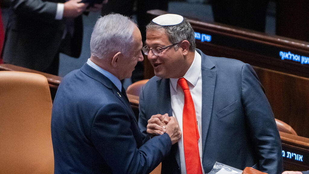 מימין איתמר בן גביר השר לביטחון לאומי ו בנימין נתניהו ראש הממשלה במליאת הכנסת