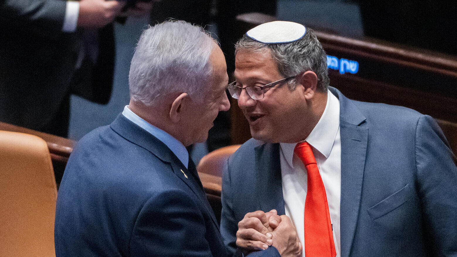 מימין איתמר בן גביר השר לביטחון לאומי ו בנימין נתניהו ראש הממשלה במליאת הכנסת