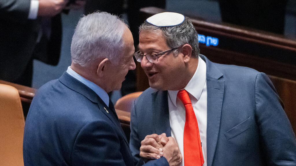 מימין איתמר בן גביר השר לביטחון לאומי ו בנימין נתניהו ראש הממשלה במליאת הכנסת