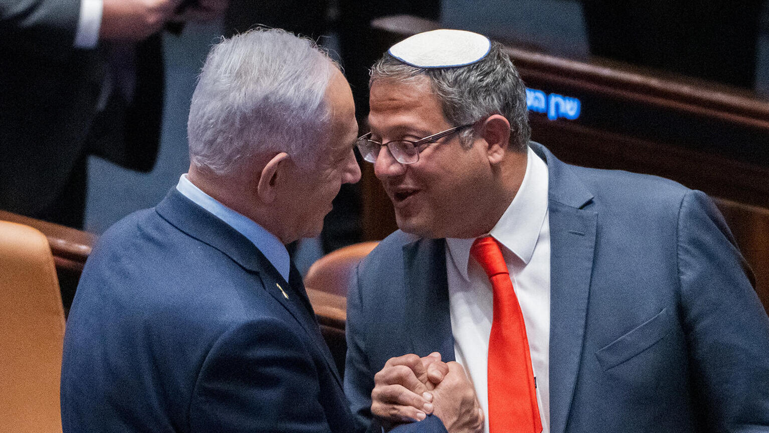 מימין איתמר בן גביר השר לביטחון לאומי ו בנימין נתניהו ראש הממשלה במליאת הכנסת