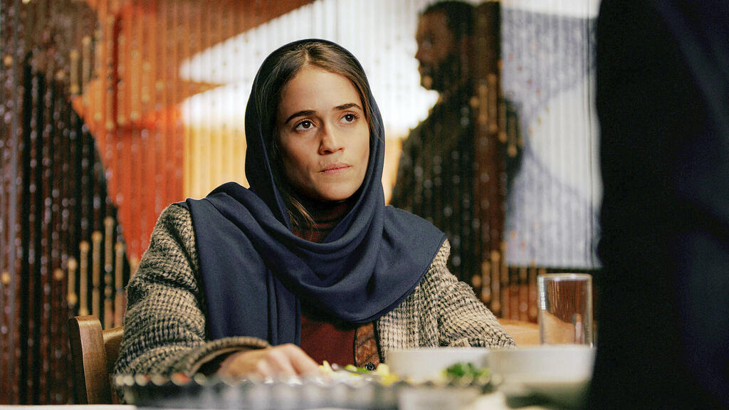 השחקנית ניב סולטן מתוך הסדרה טהרן עונה שלישית פנאי