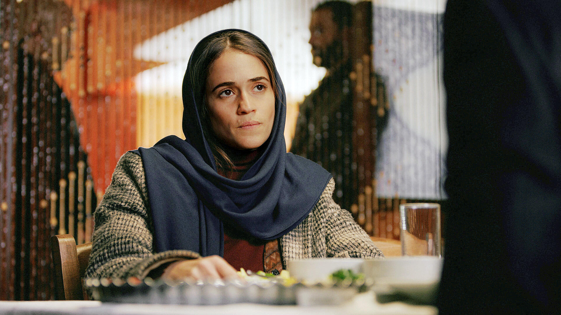 השחקנית ניב סולטן מתוך הסדרה טהרן עונה שלישית פנאי