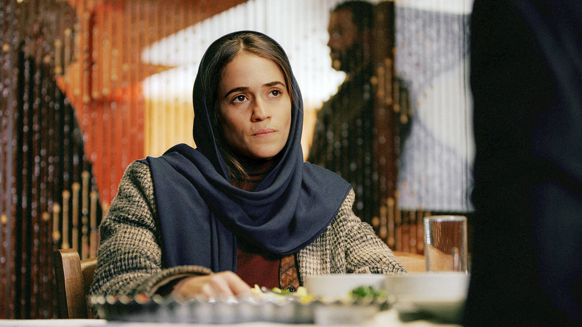 השחקנית ניב סולטן מתוך הסדרה טהרן עונה שלישית פנאי