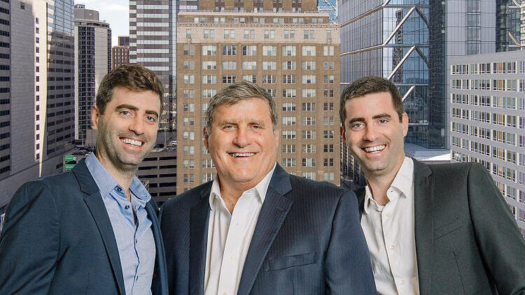 מימין יונתן גלפנד דורון גלפנד וחיים גלפנד - מנהלי קרן ההשקעות גלפנד על רקע הבניין בפילדלפיה 