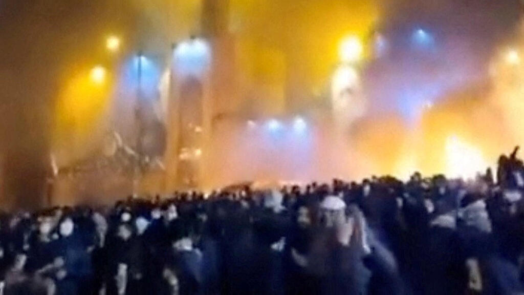 הפגנות נגד המשטר מסגד בוער ב טהראן איראן