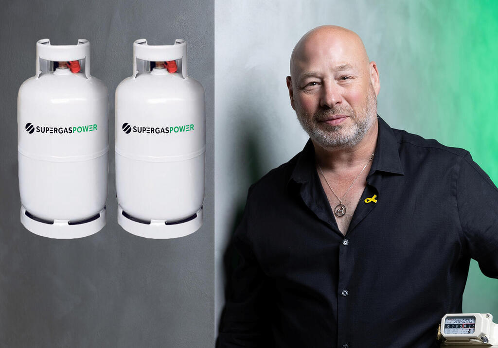 דניאל ספיר מנכ”ל סופרגז פאוור לצד בלוני גז של סופרגז פאוור