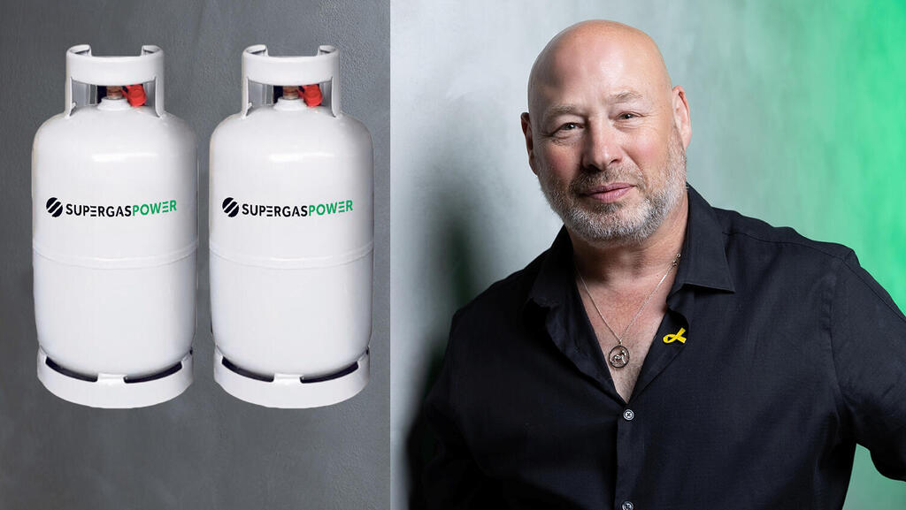 דניאל ספיר מנכ”ל סופרגז פאוור לצד בלוני גז של סופרגז פאוור