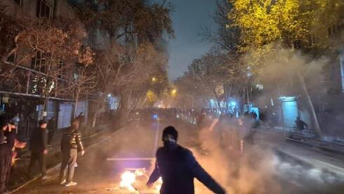 סטארלינק עוקפת את ההחשכה הדיגיטלית: אינטרנט לווייני חופשי מופעל באיראן