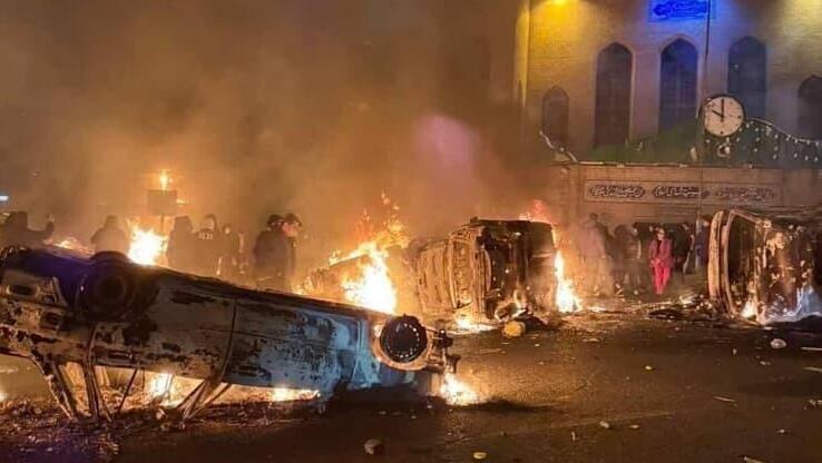 מהומות ב איראן רכבים הפוכים בוערים ב טהרן