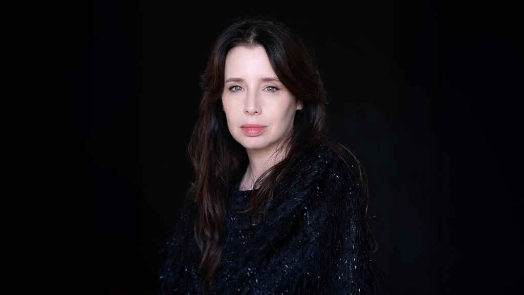 איה כורם. "אדם ואני שולחים מדי פעם אחד את השני לחופשת התבודדות. החיים כל כך עמוסים ומעייפים שזו מתנה מאוד גדולה" (צילום: יובל חן) איה כורם זמרת מלחינה ופזמונאית ישראלית פנאי