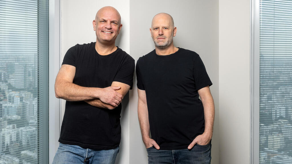 מימין ארז מוסקוביץ' מייסד Tasq AI ונשיא החברה הממוזגת ו יואב זיו מנכ"ל החברה הממוזגת