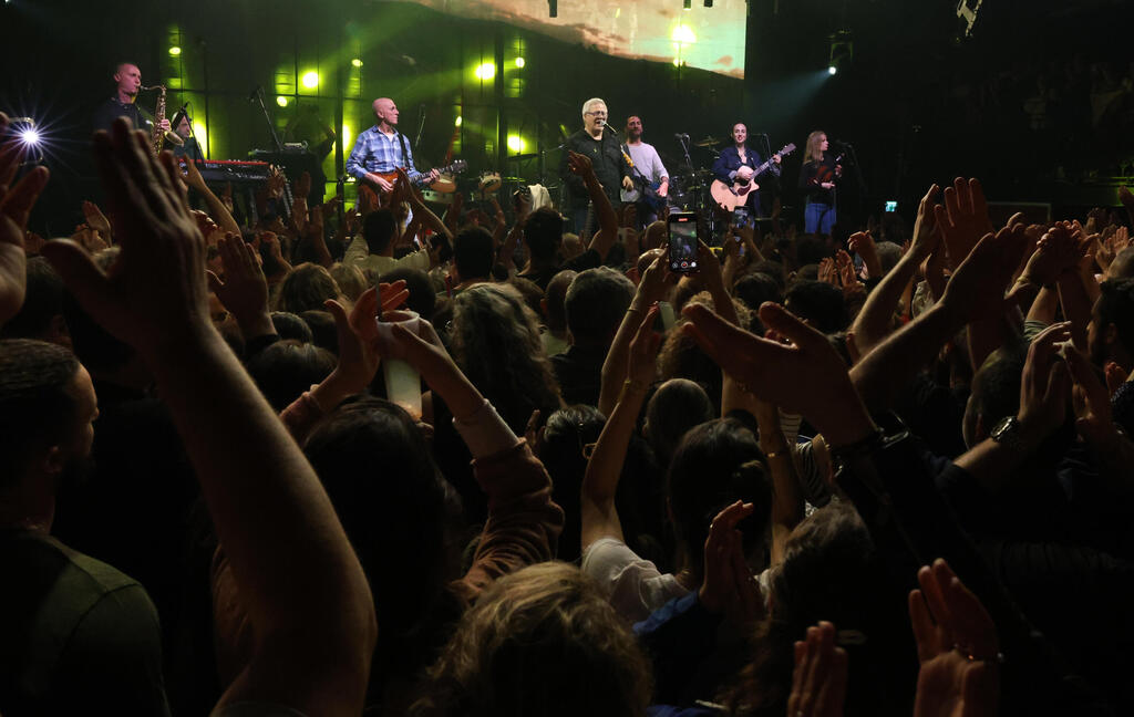ארצי והקהל בבארבי, באפריל. תיאר את החוויה כ"הקהל בקריז ואני בקריז"