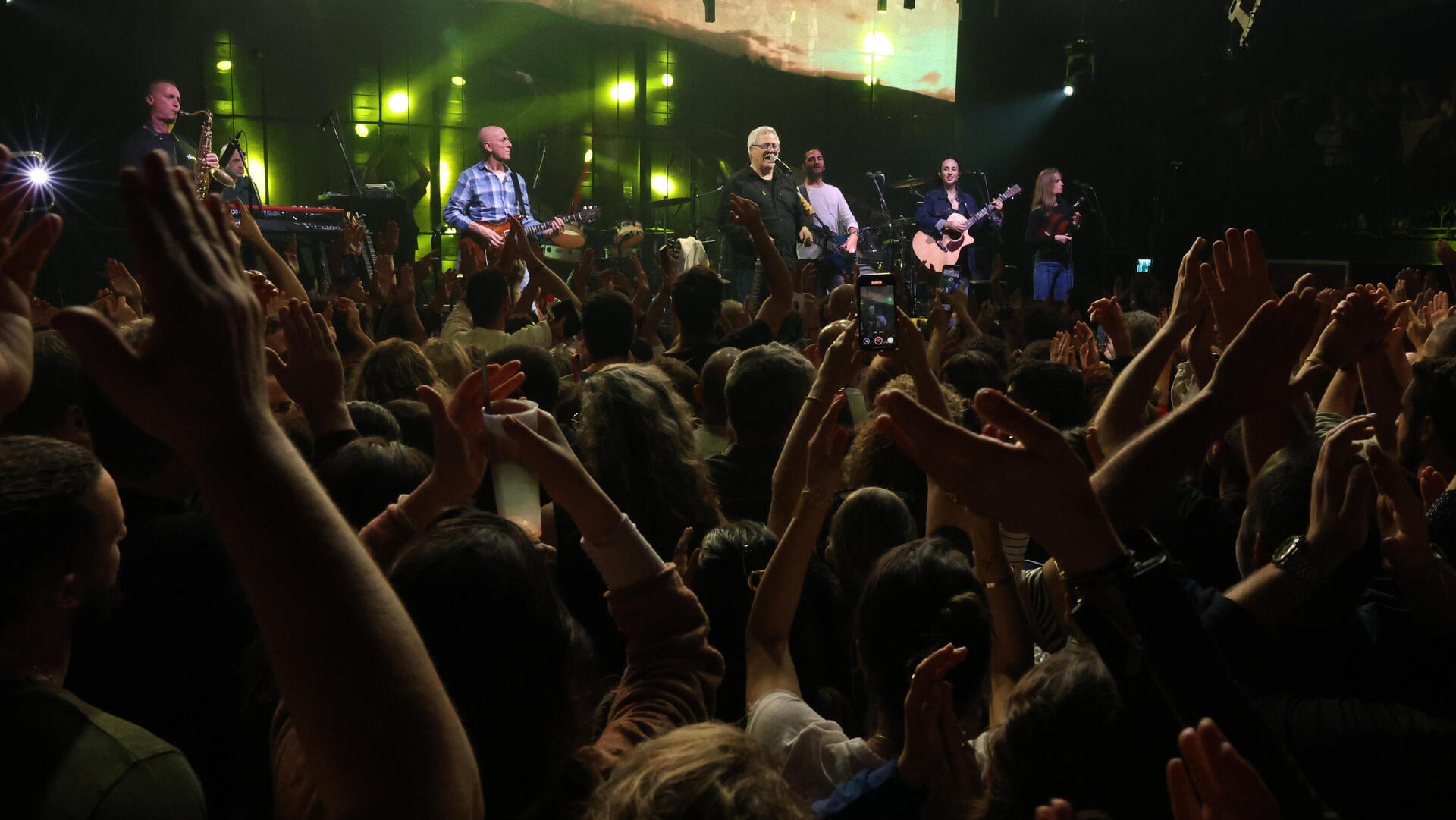 ארצי והקהל בבארבי, באפריל. תיאר את החוויה כ"הקהל בקריז ואני בקריז"