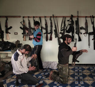 מורדים סורים במפקדה באידליב, סוריה, 2012 . אחרי עיראק ואפגניסטן, ממשל אובמה העדיף לא להציב כוחות בעוד מדינה זרה, אלא לפעול בעקיפין