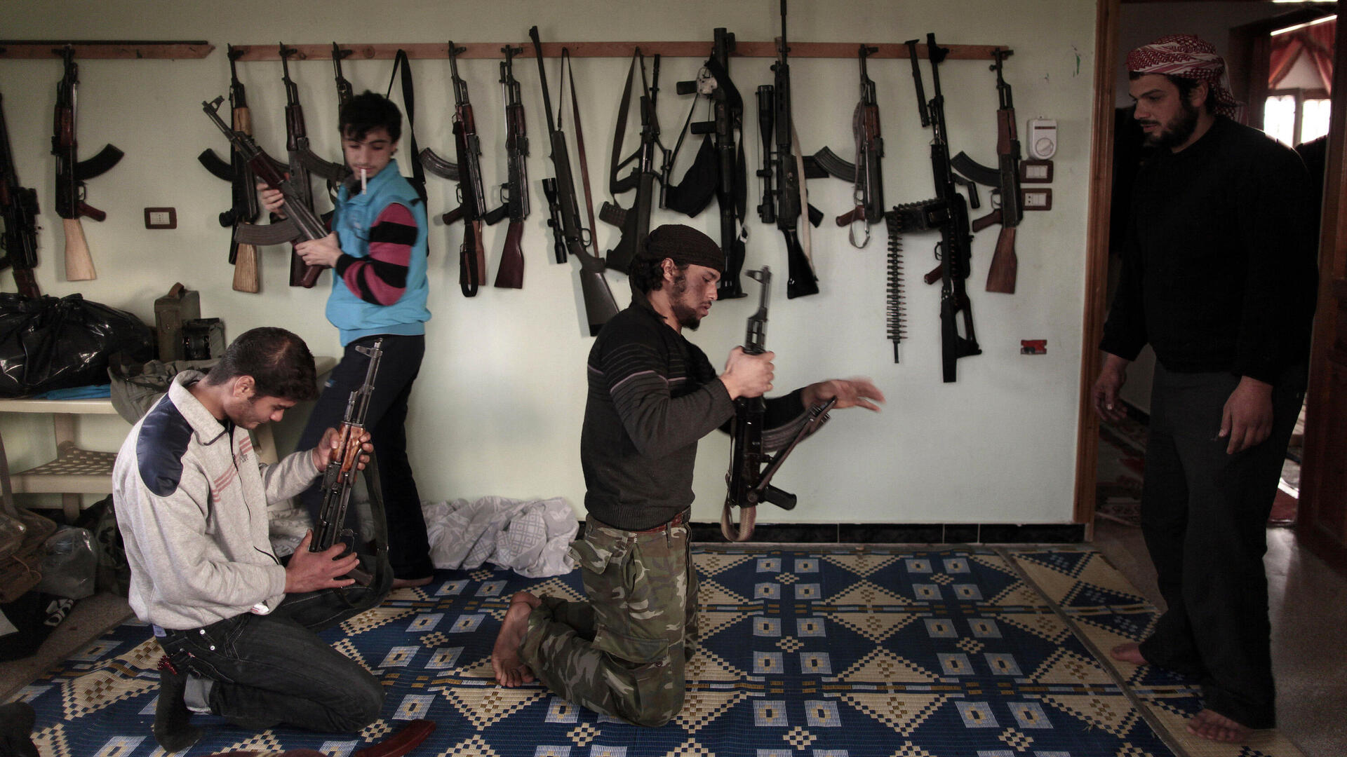 מורדים סורים במפקדה באידליב, סוריה, 2012 . אחרי עיראק ואפגניסטן, ממשל אובמה העדיף לא להציב כוחות בעוד מדינה זרה, אלא לפעול בעקיפין