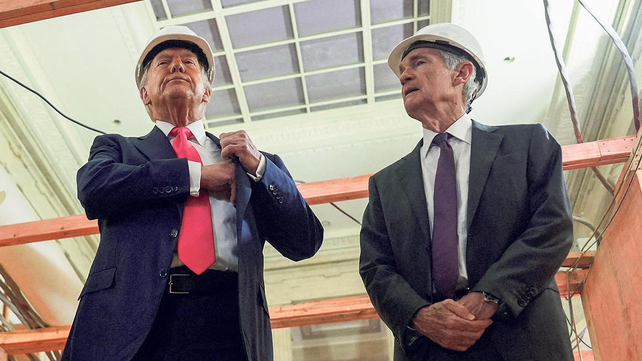 יו"ר הפד ג'רום פאוול והנשיא דונלד טראמפ במטה הפד שיפוץ