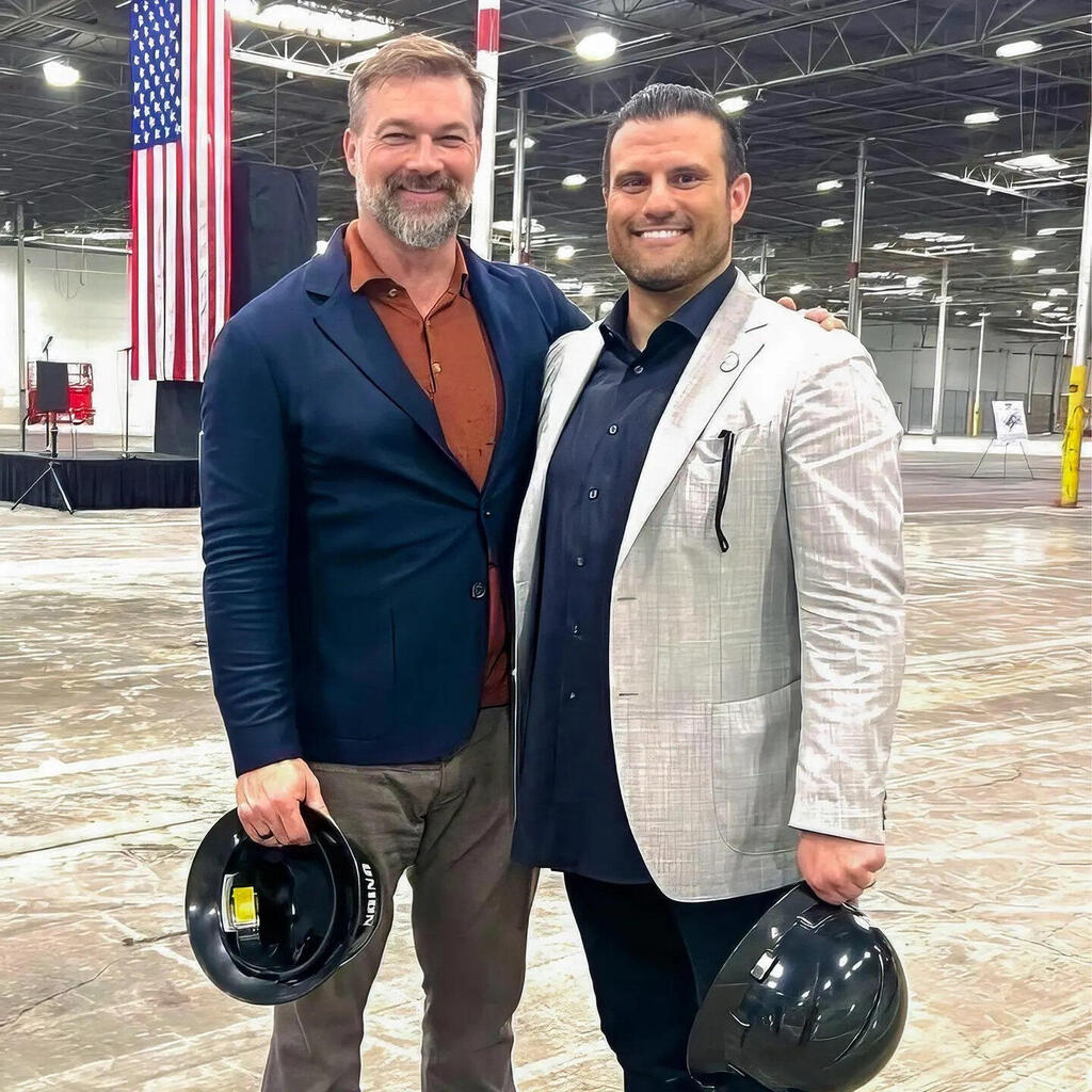 סומרינדייק במפעל של יוניון סדאלאס, טקסס, יולי. ייצור יחליף את הסחר בנשק סובייטי משומש