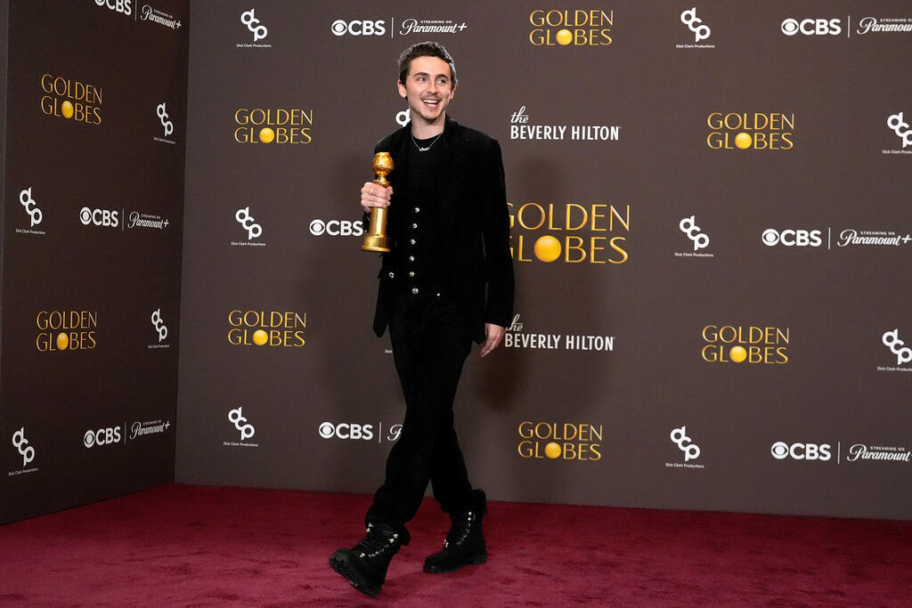 טימותי שלאמה עם הפרס. "מרטי סופרים" הפך לקומדיה בטקס (צילום: AP) פנאי גלובוס הזהב 2026 זוכים טימותי שלאמה מרטי סופרים