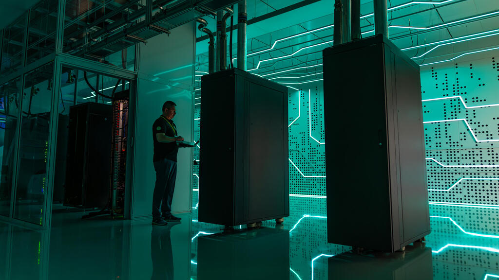 Nvidia server farm in London (Jason Alden/Bloomberg) חוות שרתים של אנבידיה בלונדון. "ה־ AI כבר משנה כל תחום בחיים שלנו וימשיך לגדול בצורה מטורפת. האם כל החברות יישארו בגודל הזה? מן הסתם לא"