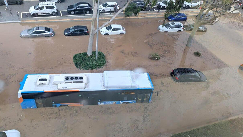 הצפות בנתניה, אשקלון ונחלי הצפון. תדירות אירועי גשם קיצוניים עלתה ב־40% ב־25 השנים האחרונות (צילום: חנן לביא ) נתניה הצפה הצפות שיטפון מזג אוויר גשם חורף