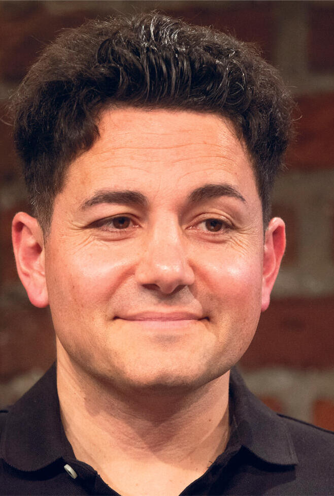 פנאי כריס ויטאקר סופר בריטי וספרו כל צבעי  העלטה