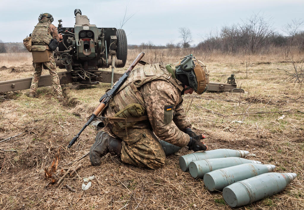אוקראינים יורים מרגמות למוצבים רוסיים, באחמוט, 2023 . "חלק מהחיילים היו מאוד מצוידים, וחלק כבר לעסו את המגפיים. אבל היתה להם המון תשוקה. הם נלחמו בכל דרך אפשרית"