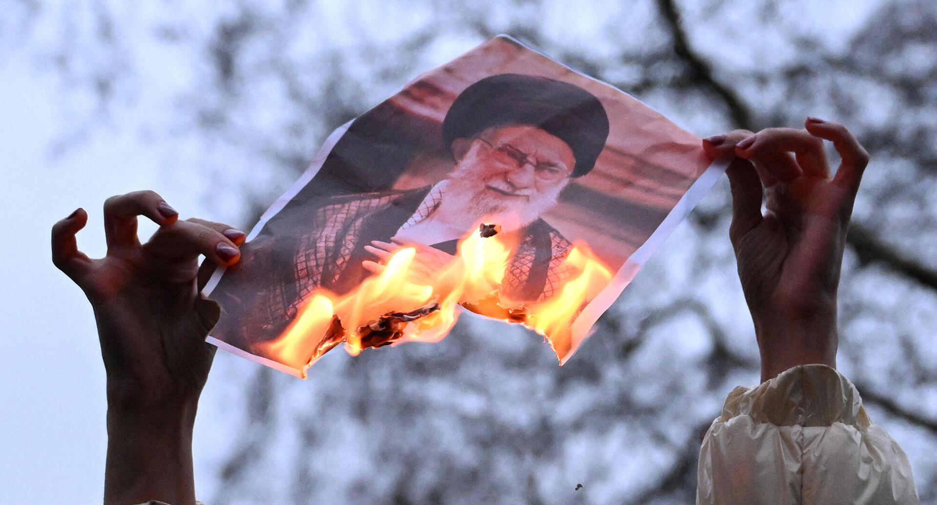 פוטו הפגנות מהפכה איראן לונדון שורפים תמונה של חמינאי