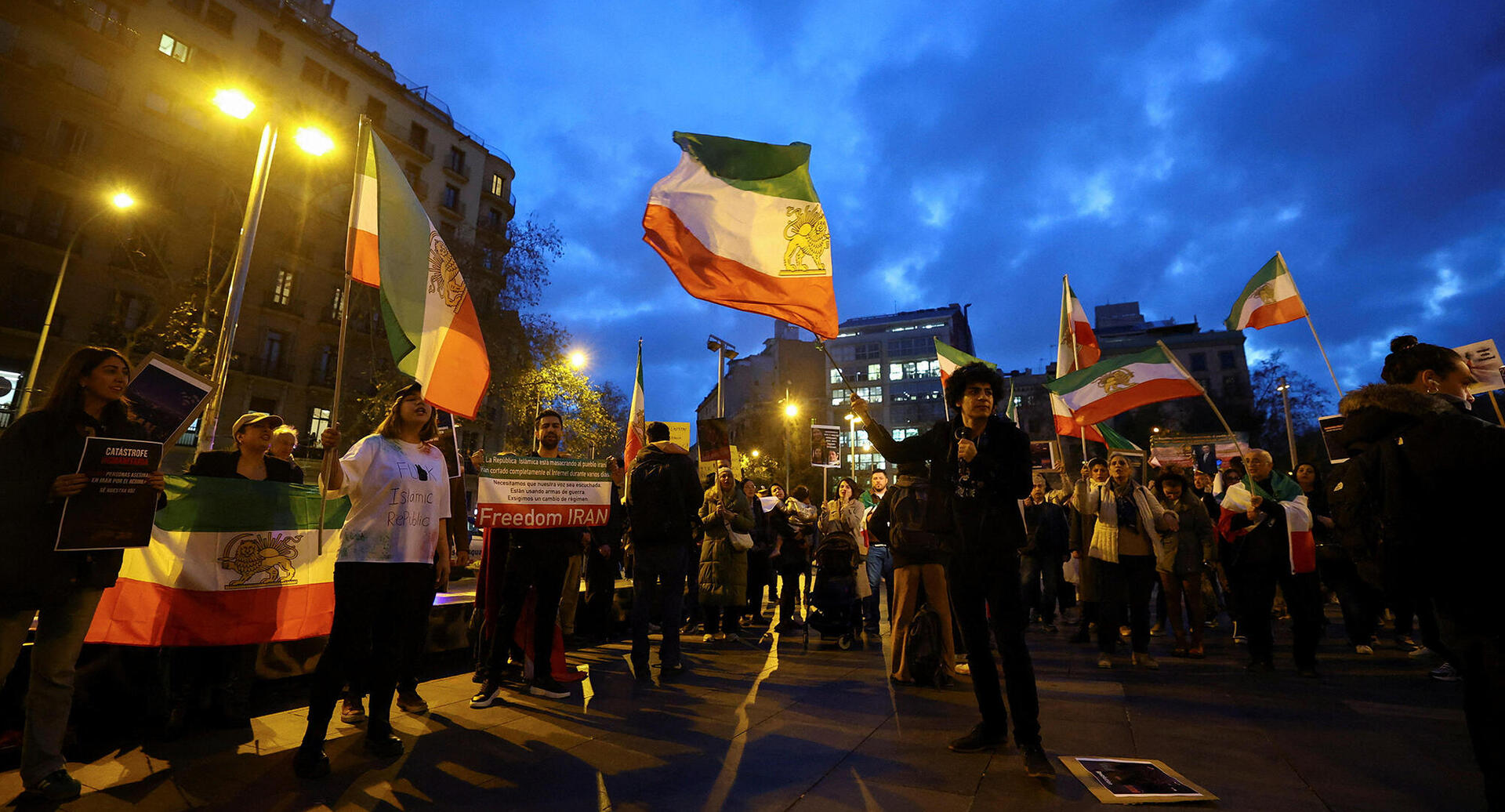 פוטו הפגנות מהפכה איראן ברצלונה