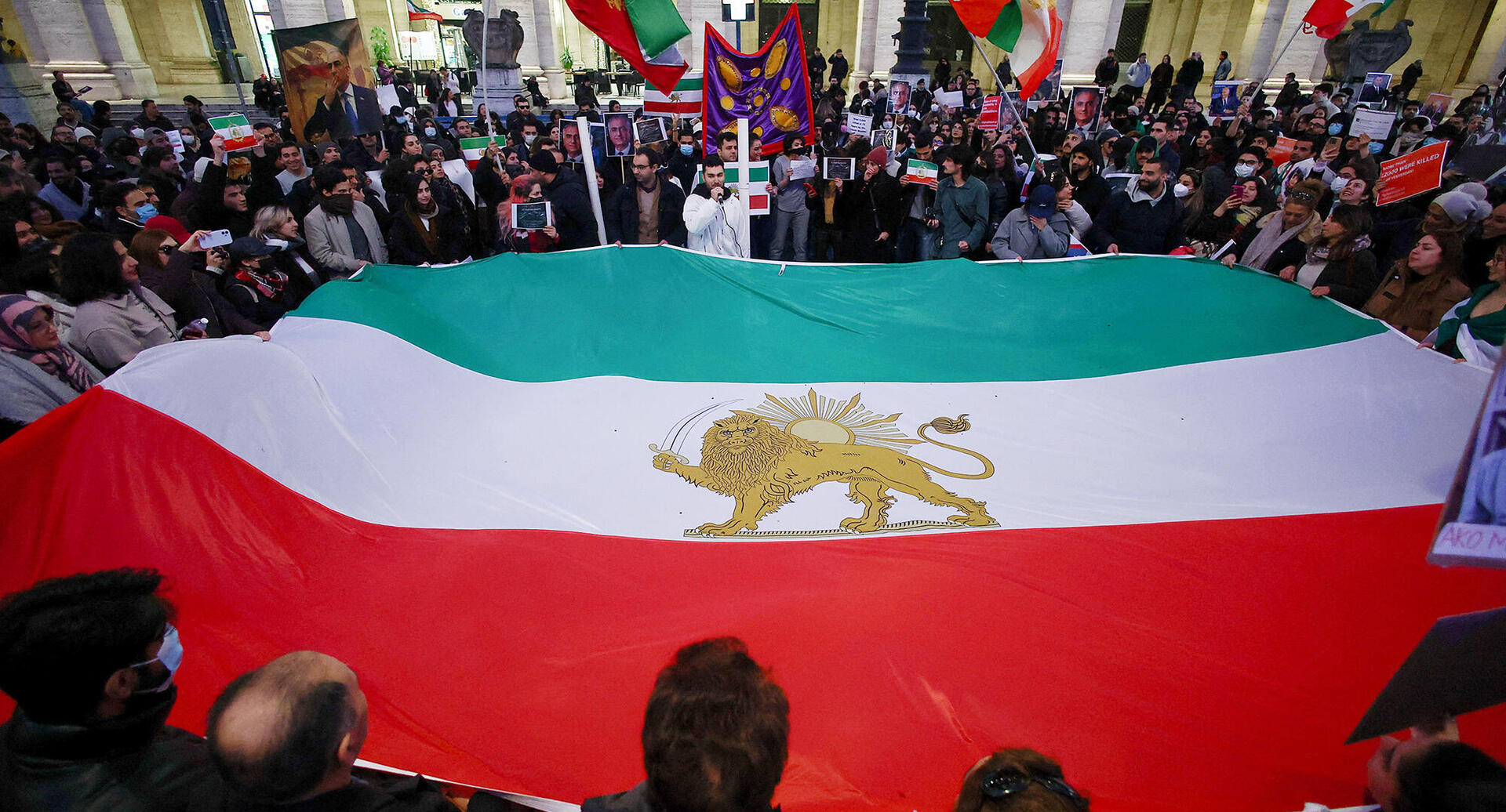 פוטו הפגנות מהפכה איראן רומא