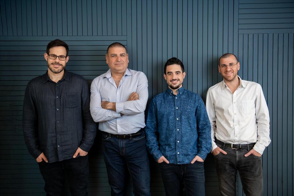 מייסדי אליס מייסדי אליס - מימין יפתח אור CTO, אלון פורת Chief Customer Officer , אייל דייקן President , נועם שוורץ CEO