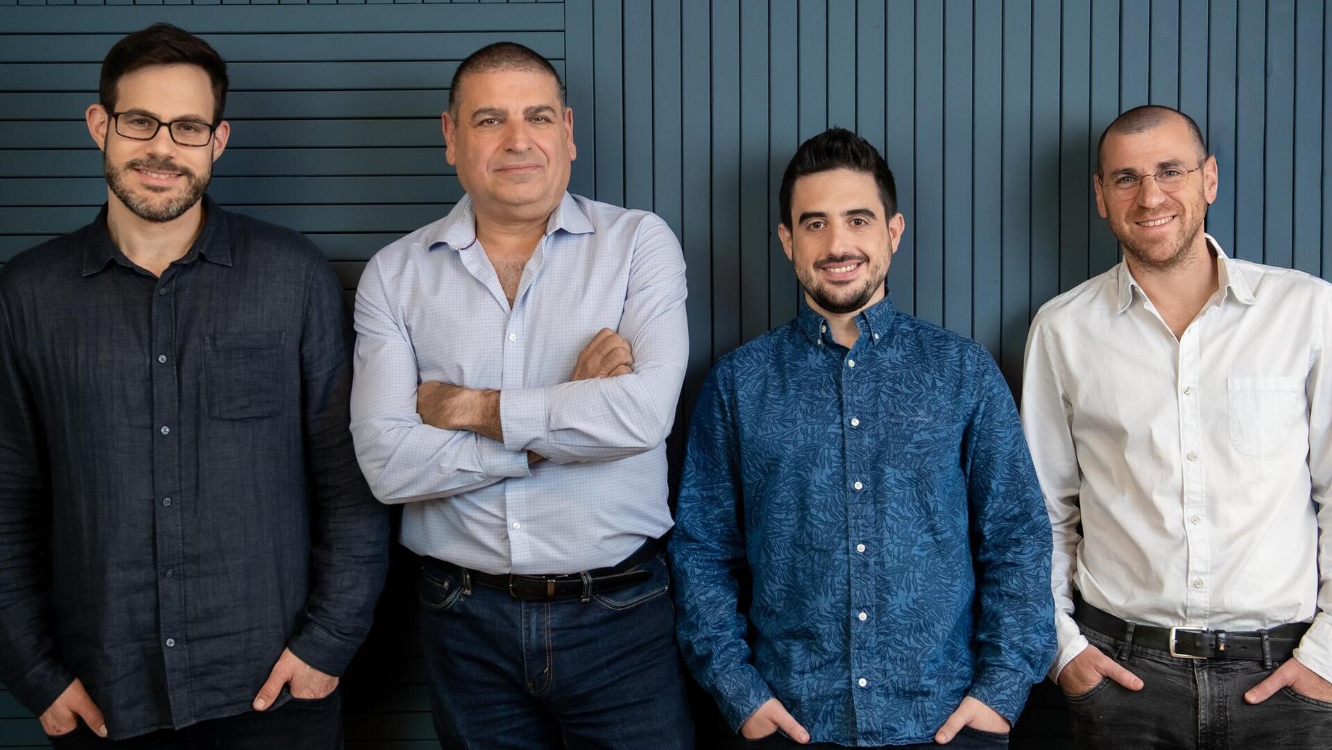 מייסדי אליס מייסדי אליס - מימין יפתח אור CTO, אלון פורת Chief Customer Officer , אייל דייקן President , נועם שוורץ CEO