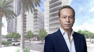 איתמר דויטשר מנכל אלקטרה על רקע הדמיה של הפרויקט בקריית שלום 