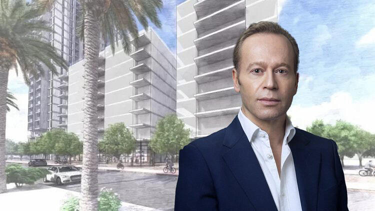 איתמר דויטשר מנכל אלקטרה על רקע הדמיה של הפרויקט בקריית שלום 