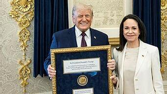 מנהיגת האופוזיציה בוונצואלה העניקה לטראמפ את מדליית הנובל שקיבלה - והסעירה את נורווגיה