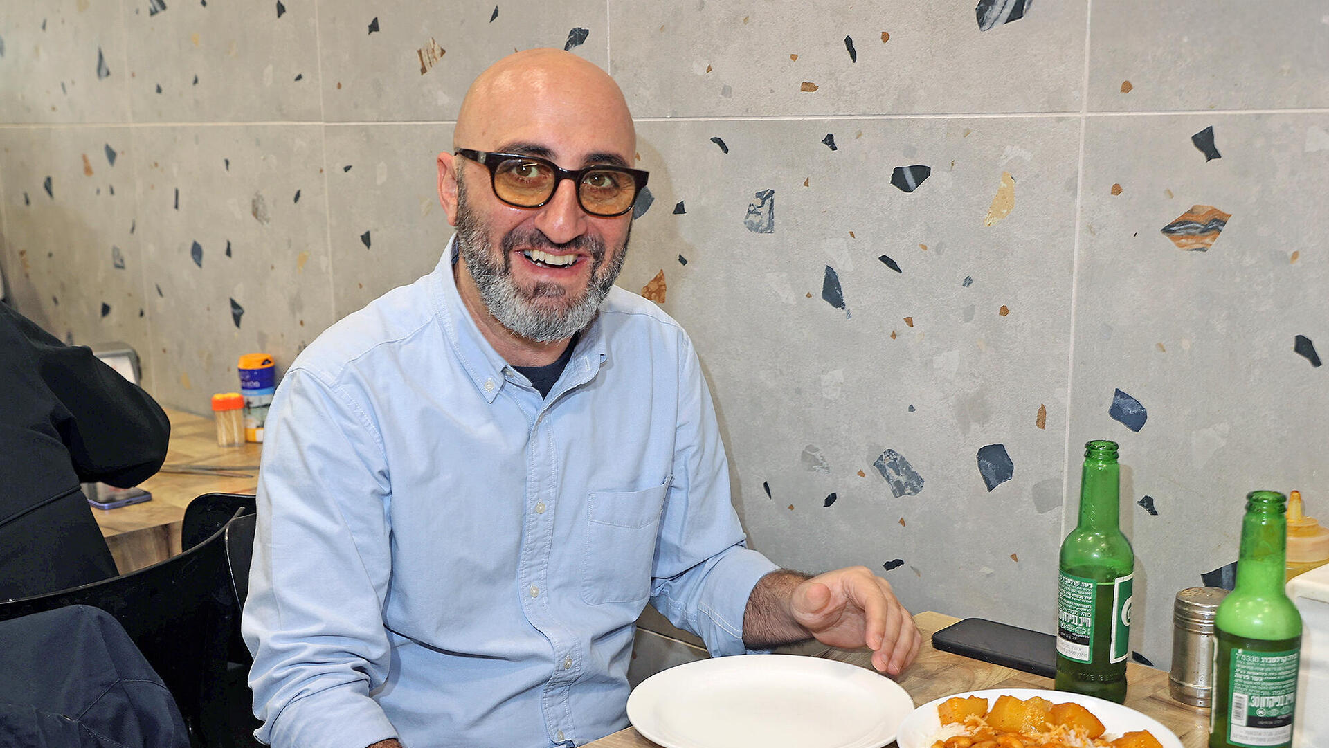 הבמאי והיוצר קובי פרג' במסעדת נאג'י בשוק רמלה פנאי