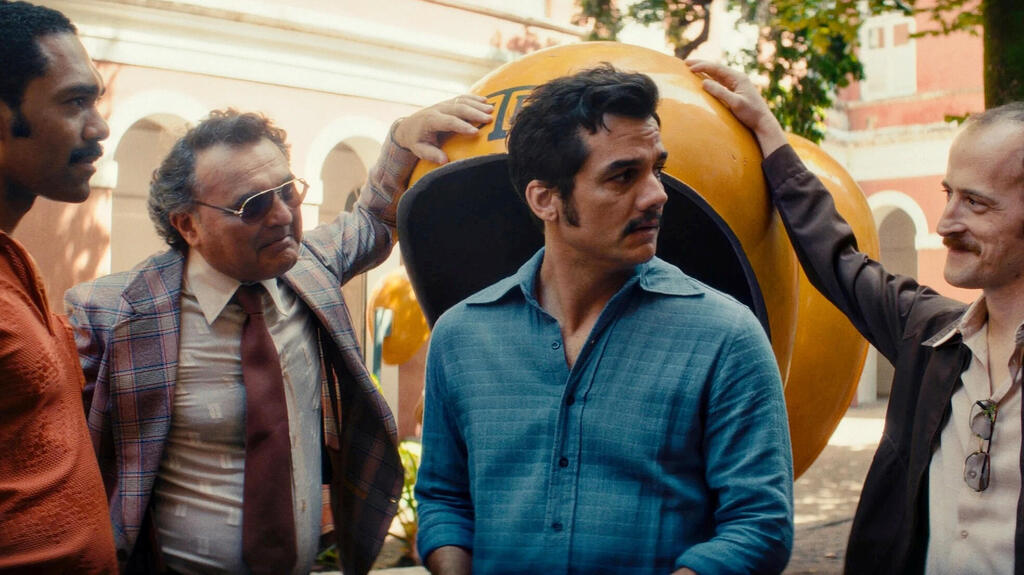 במרכזהשחקן וגנר מורה מתוך הסרט הסוכן החשאי פנאי