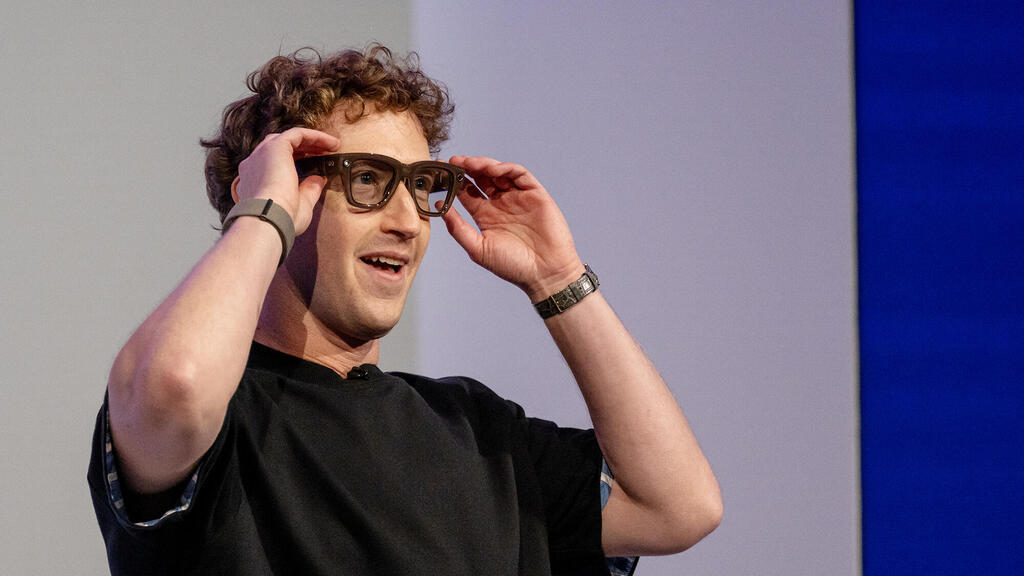 מארק צוקרברג מנכל מטא משקפיי Meta-Ray-Ban (צילום: David Paul Morris/Bloomberg) מארק צוקרברג מנכל מטא משקפיי Meta-Ray-Ban