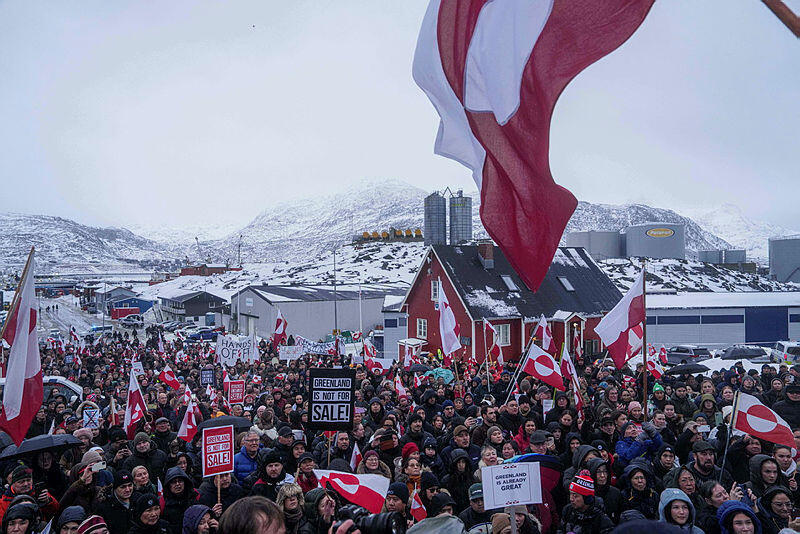 צילום: AP Photo/Evgeniy Maloletka הפגנה ב נואוק גרינלנד מול נציגות ארה"ב נגד כוונת ארה"ב ו דונלד טראמפ להשתלט על גרינלנד 17.1.26