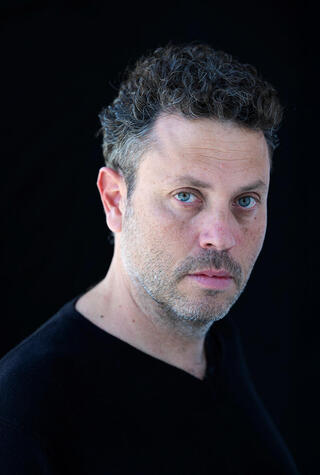 אלי ביז'אווי במאי תיאטרון ותסריטאי פנאי