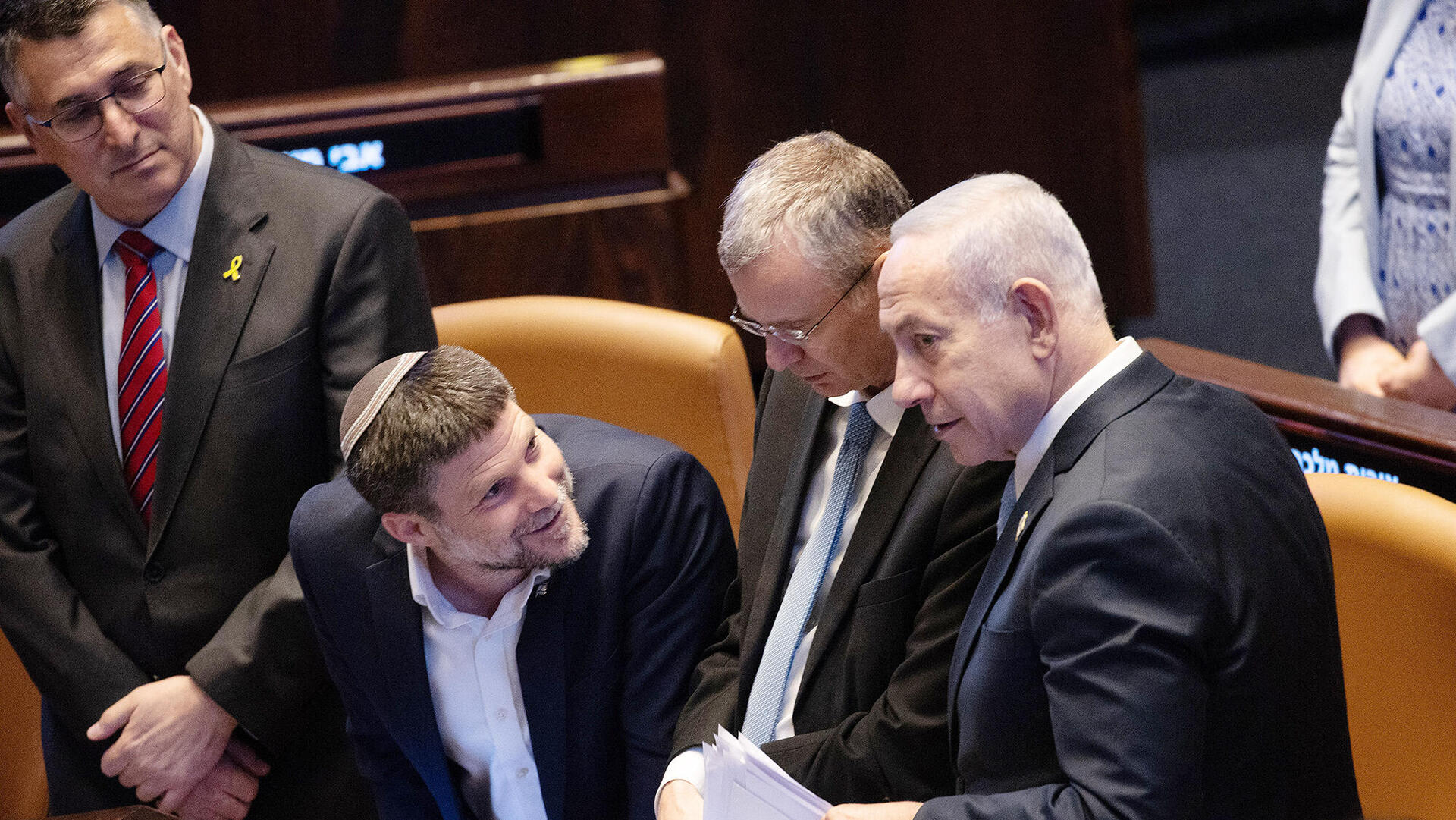 מימין בנימין נתניהו ראש הממשלה יריב לוין שר המשפטים בצלאל סמוטריץ שר האוצר גדעון סער שר החוץ במליאת הכנסת