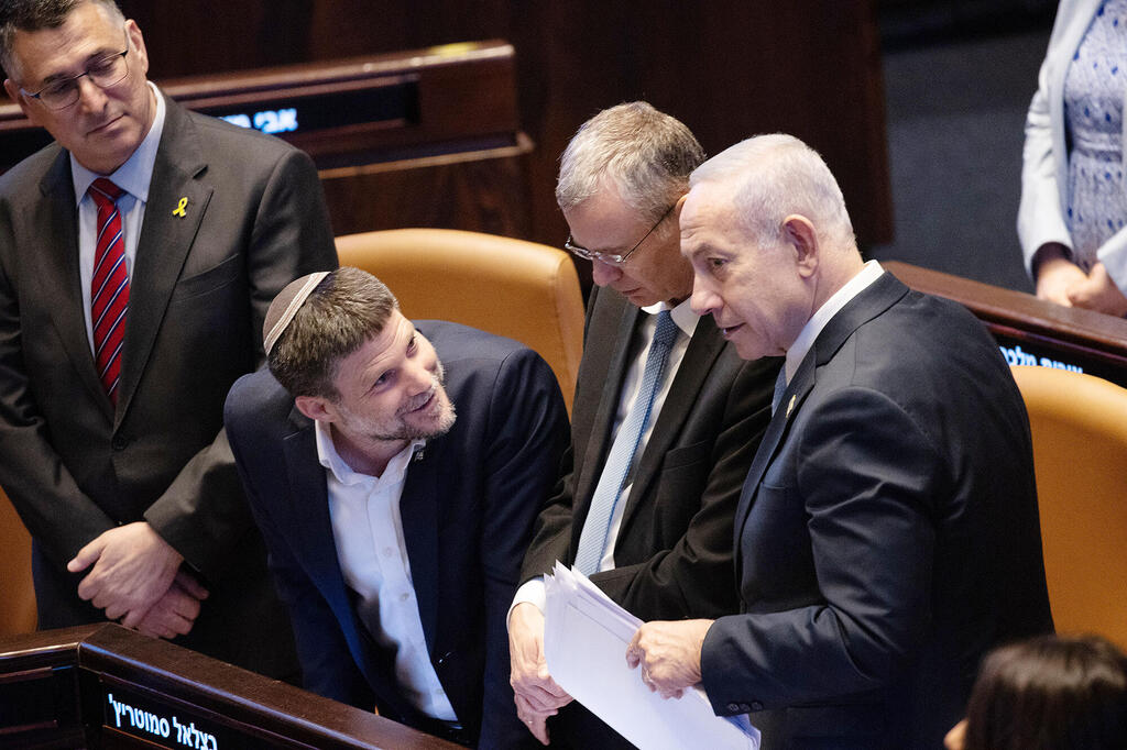 מימין בנימין נתניהו ראש הממשלה יריב לוין שר המשפטים בצלאל סמוטריץ שר האוצר גדעון סער שר החוץ במליאת הכנסת