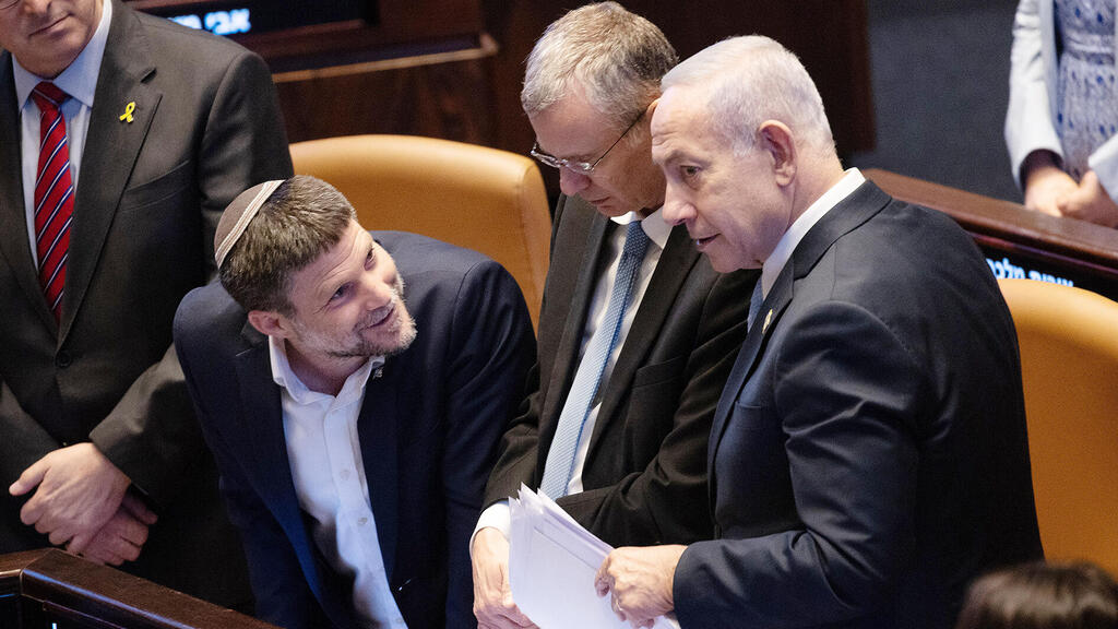 מימין בנימין נתניהו ראש הממשלה יריב לוין שר המשפטים בצלאל סמוטריץ שר האוצר גדעון סער שר החוץ במליאת הכנסת