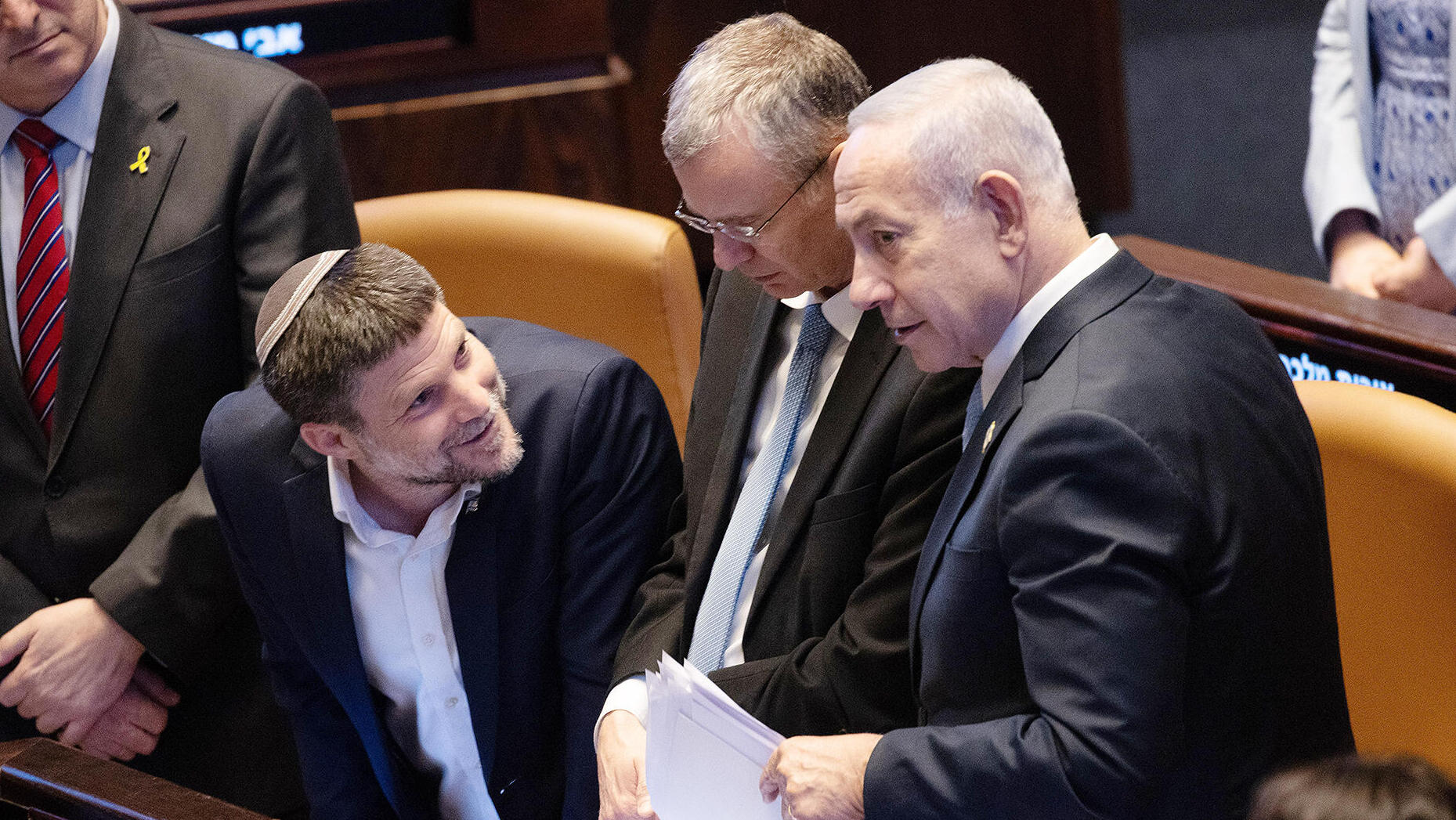 מימין בנימין נתניהו ראש הממשלה יריב לוין שר המשפטים בצלאל סמוטריץ שר האוצר גדעון סער שר החוץ במליאת הכנסת