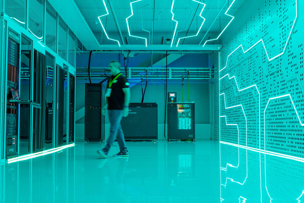חדר שרתים ב דאטה סנטר של Nvidia בלונדון